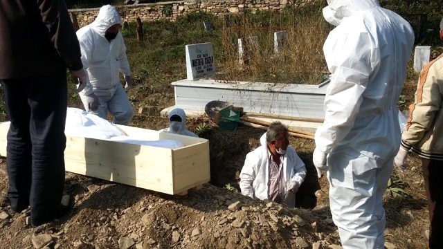 Koronavirüsten ölenlerin cenazelerinden şok vurgun