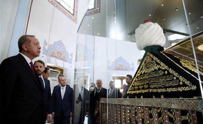 Erdoğan, Yavuz Sultan Selim Türbesi'nde kaftanın üzerindeki örtüyü kaldırdı