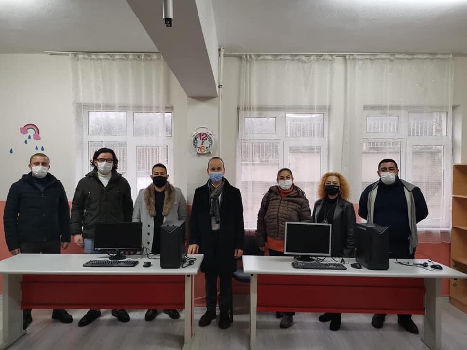 CHP örgütü öğrencilere bilgisayar dağıttı, okul müdürü muhtardan iadesini istedi!