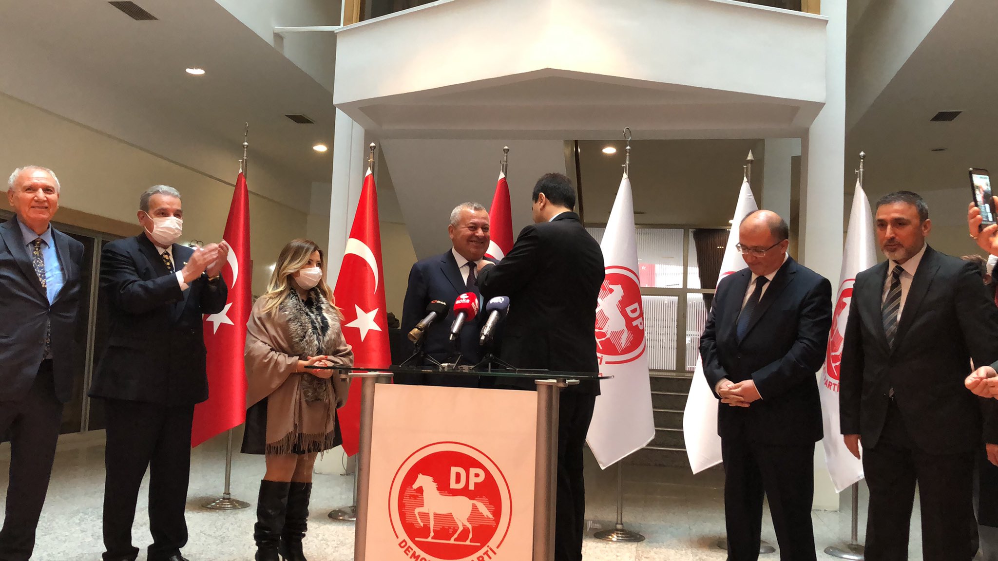 Cemal Enginyurt Demokrat Parti Rozetini taktı: Demokrat Parti'de ihale bekleyenler, avanta peşinde koşanlar yok