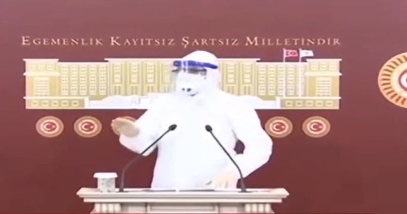 CHP’li Adıgüzel mecliste tulum giyerek hükümete seslendi