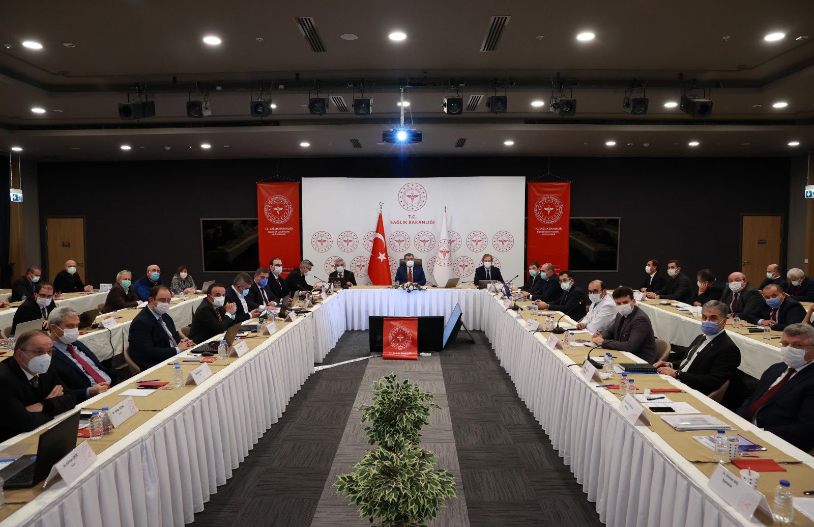 Kritik toplantı sonrası Koca'dan endişelendiren açıklamalar: "Evde bulaşma riski arttı"