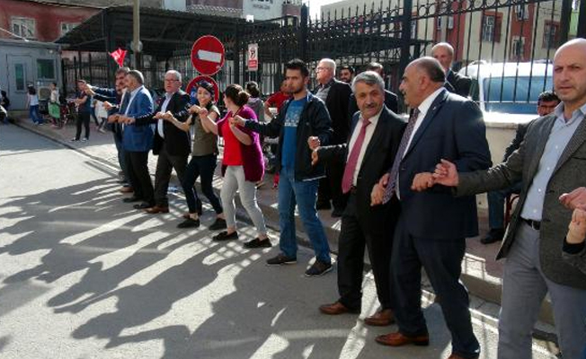Yüzde 81.26 'hayır' oyu çıktı, AKP'liler halaylı kutlama yaptı