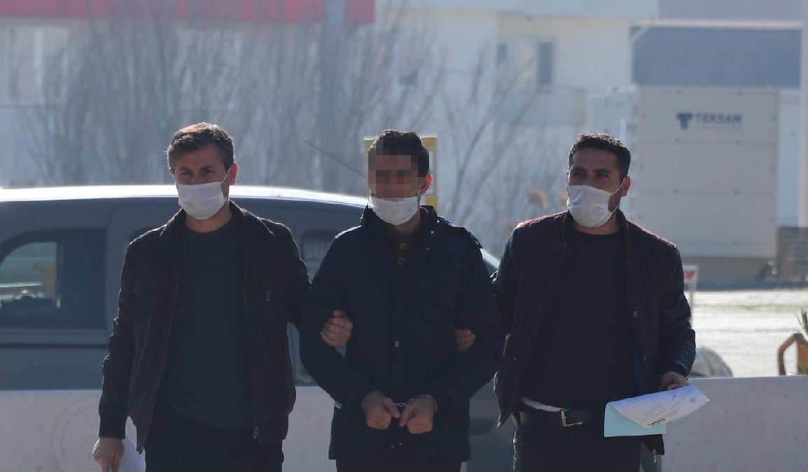 Atatürk büstünü söküp çöpe attı