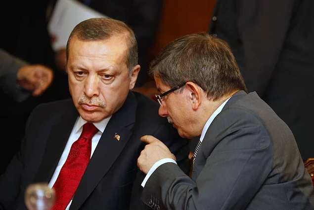 Davutoğlu, Erdoğan'ın siyasi imajını "rahip" üzerinden eleştirdi