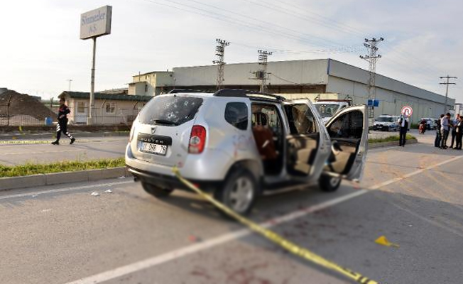 Otomobili kalaşnikof ve tabancayla taradılar: 1 ölü, 2 yaralı