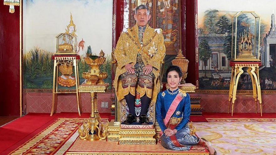 Tayland Kralı'nın metresinin çıplak fotoğrafları sızdırıldı
