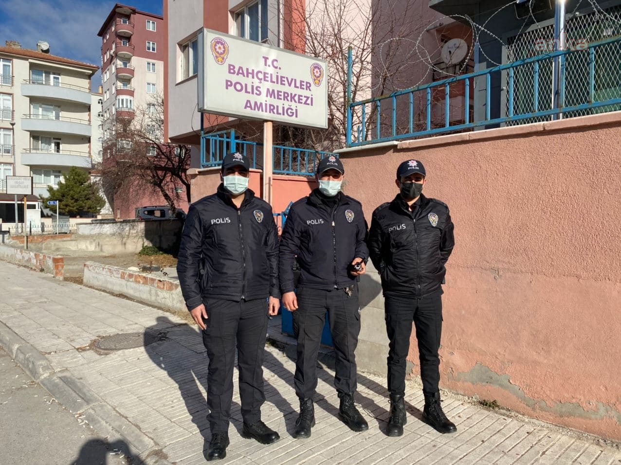 85 yaşındaki hastayı sırtında taşıdı, "Bu bizim vatandaşlık görevimiz" dedi