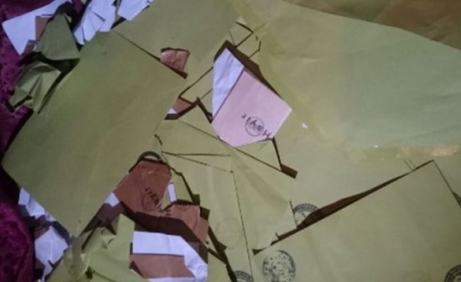 Bir inşaatta yırtılmış mühürlü 'Hayır' oyları çıktı