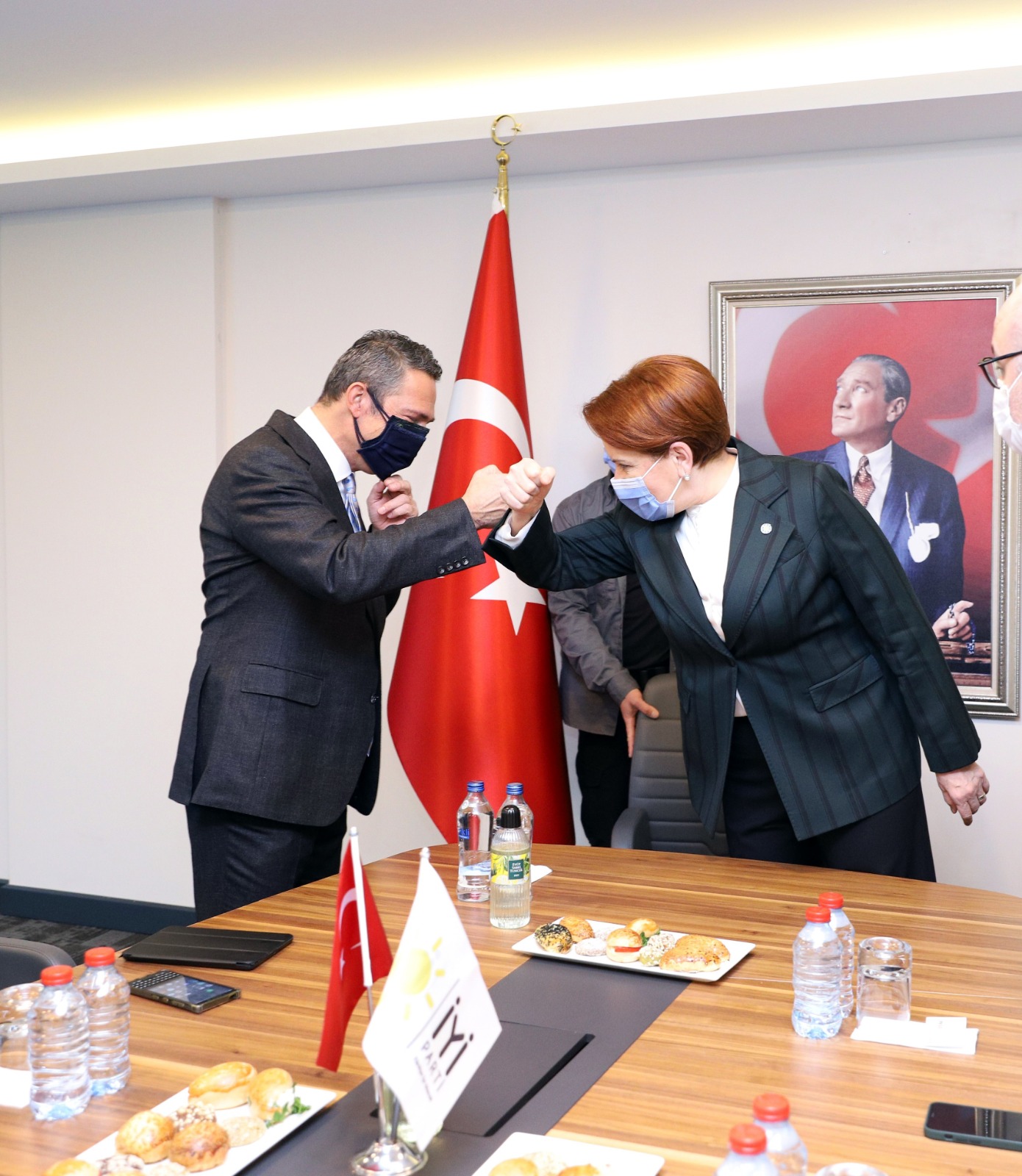 Ali Koç'tan Akşener'e İmzalı forma
