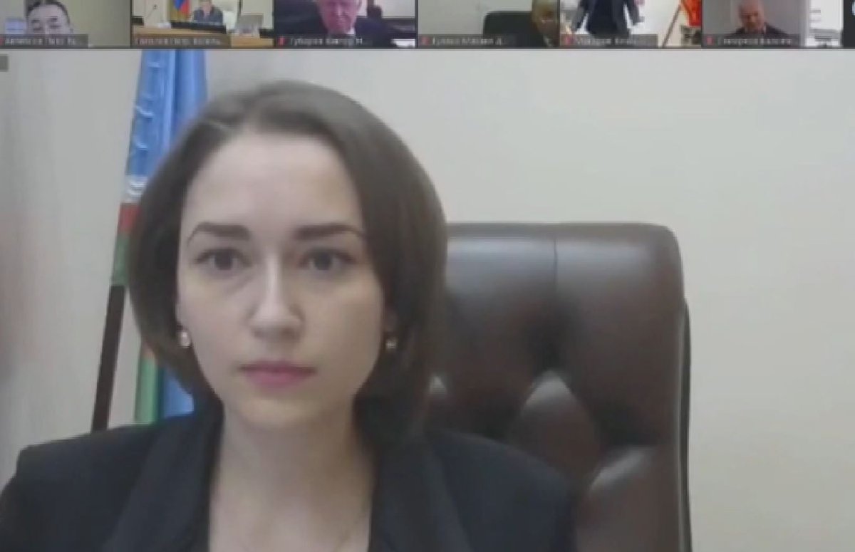 Rusya’nın meclis toplantısına dekolte damga vurdu