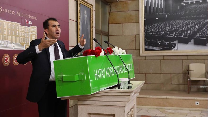 Salgına dikkat çekmek için meclise tabut getirdiler