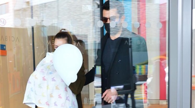 Sinem Kobal ve Kenan İmirzalıoğlu bebekleriyle hastanede