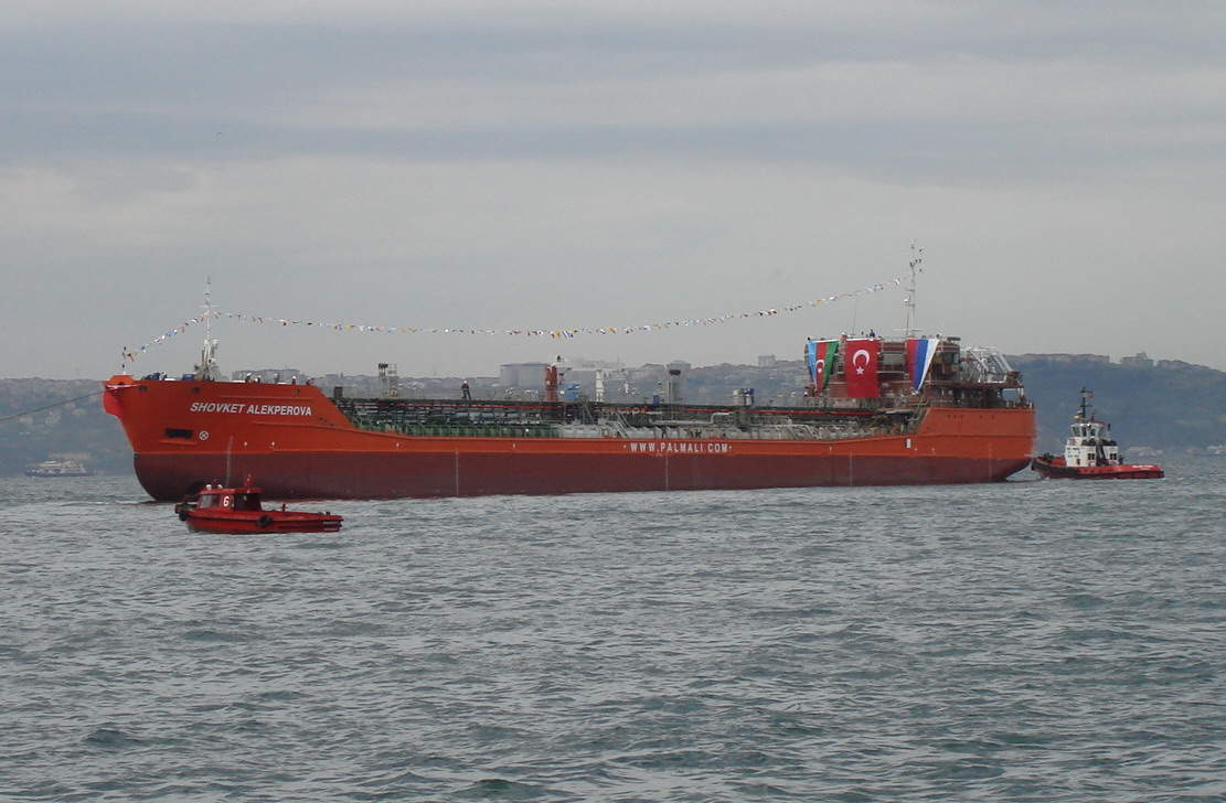 Zeytinburnu’ndaki gemiyi terk edemiyorlar