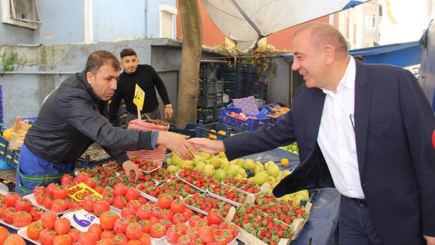 Gürsel Tekin pazara gitti; bir dokundu bin ah işitti...
