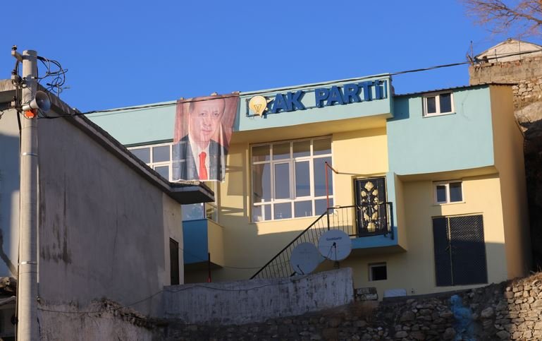 AKP ilçe binası uzun namlulu silahlarla tarandı