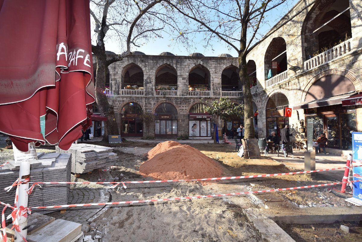 6 asırlık hanın Arnavut kaldırımlarını AKP’li belediye söktü