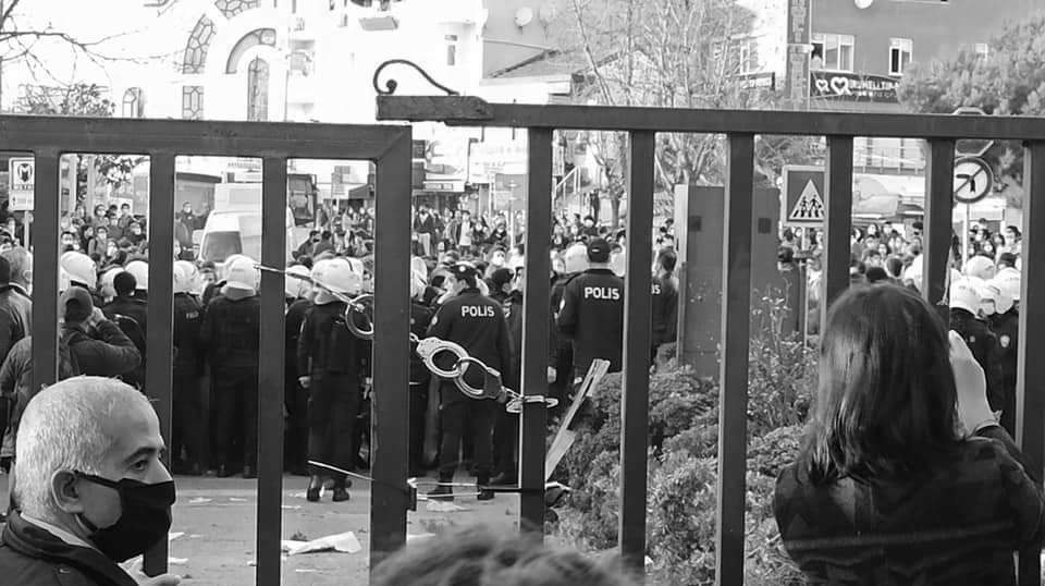 Boğaziçi Üniversitesi'nde yerde sürüklenen öğrencinin isyanı: İnsan mısınız?
