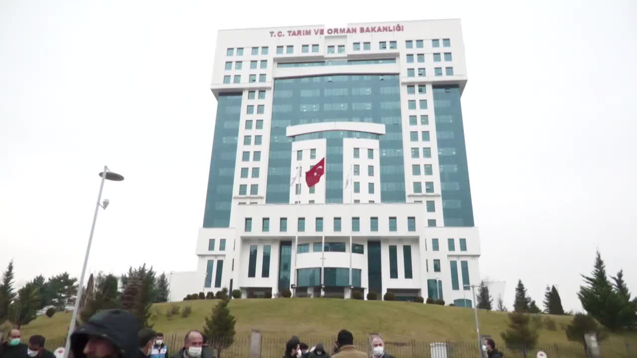 Hacizlik olan çiftçiler iktidara seslendi: Üretemezsek, tanzim satış çadırı kurulur!