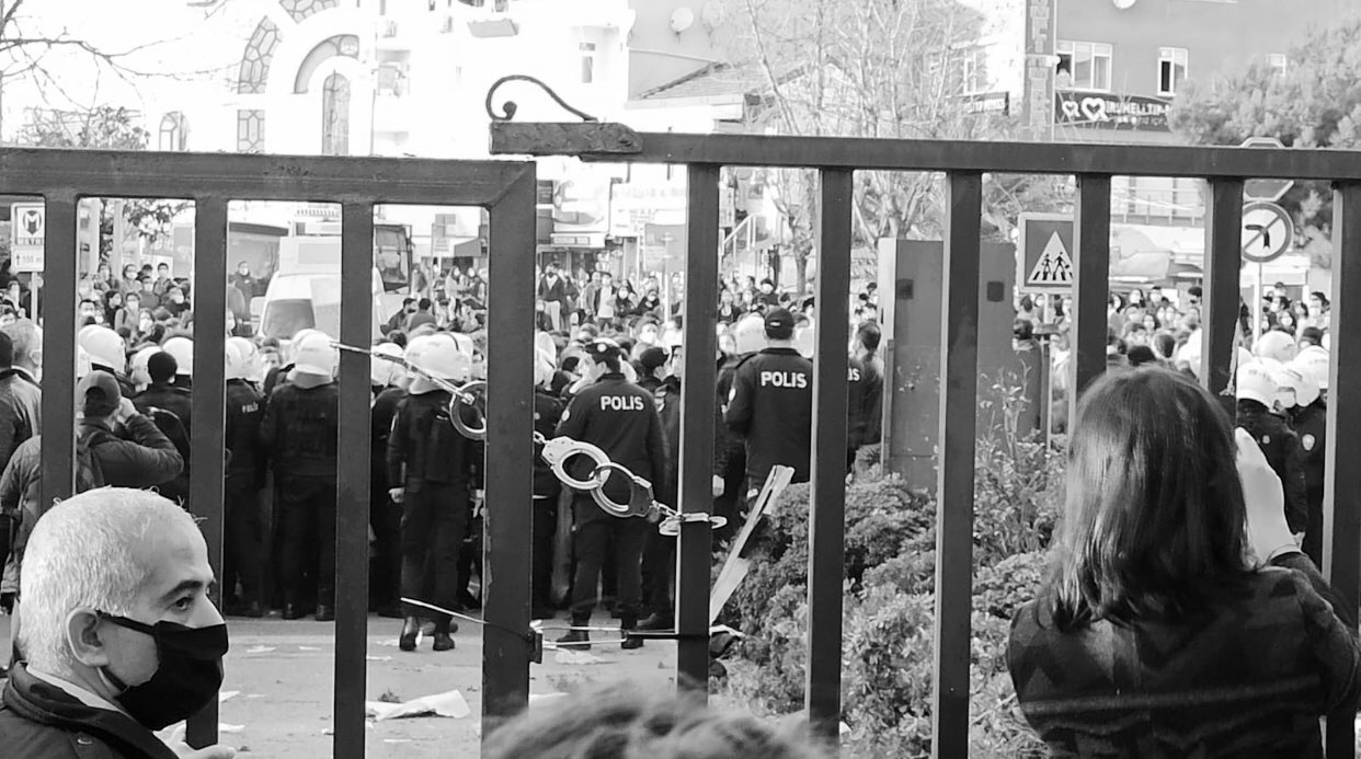 Boğaziçi Üniversitesi kapısına takılan kelepçeye inceleme başlatıldı!