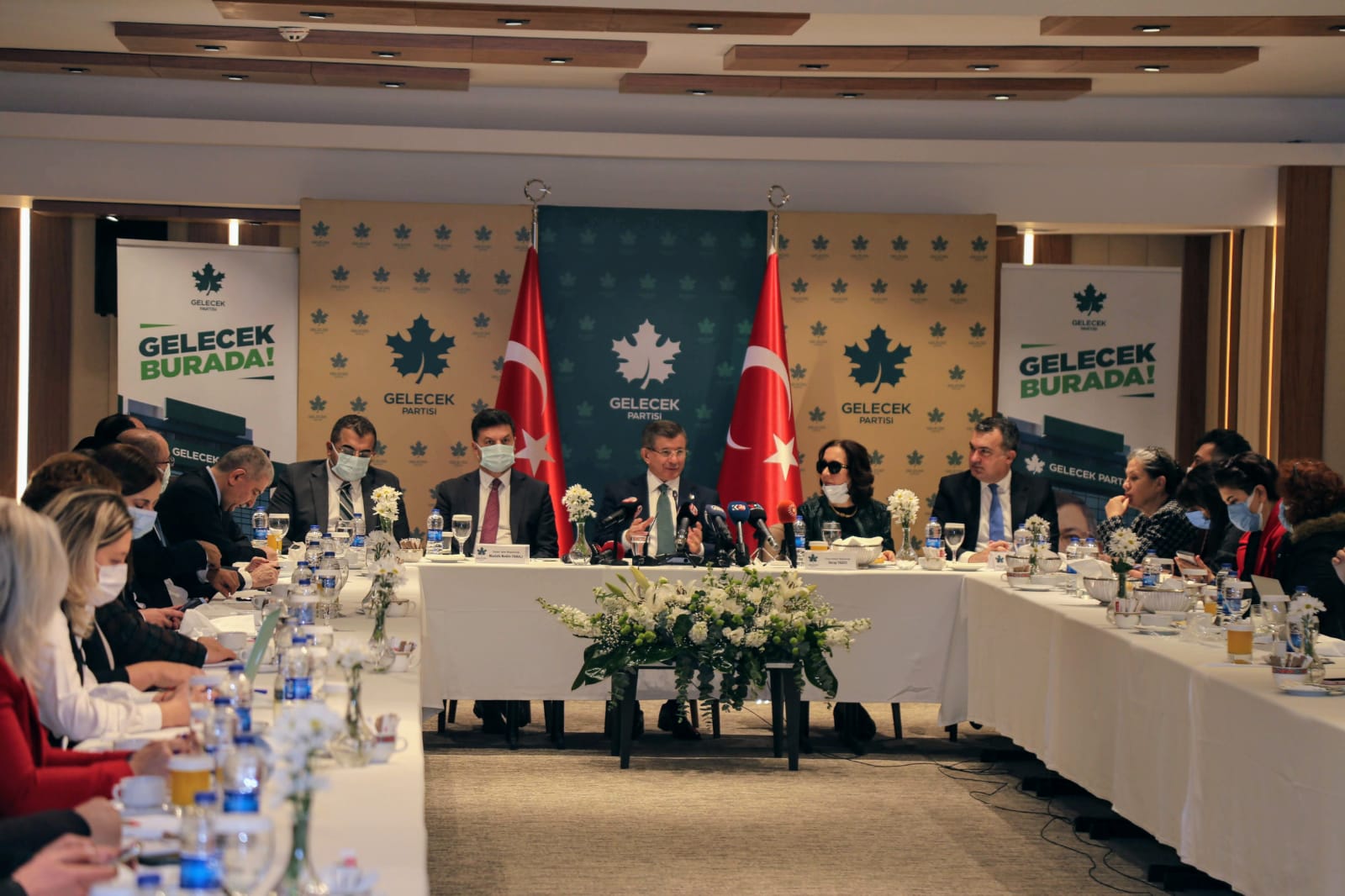 Davutoğlu'ndan açıklamalar: Cumhurbaşkanı'nın rektör atamasını doğru bulmuyorum... Erdoğan'ı neye mecbur ettiler bilmiyoruz...