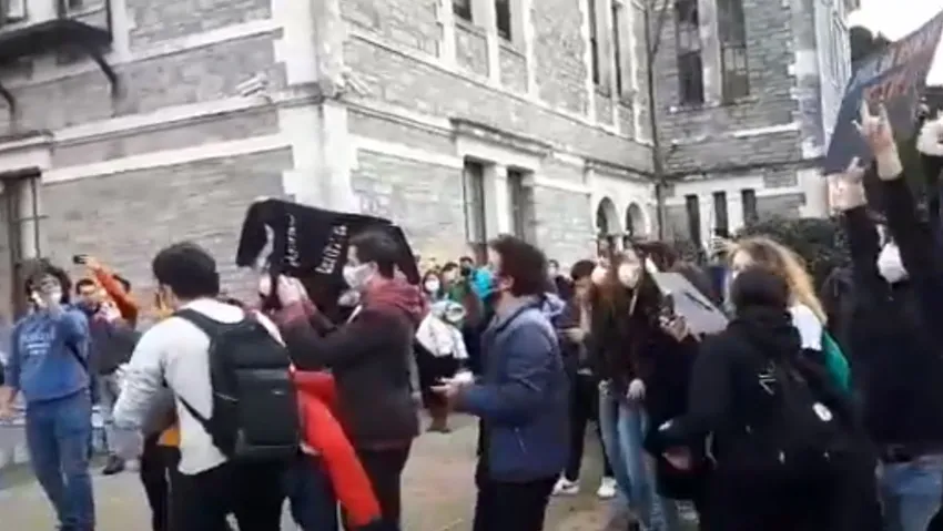 Yeni Akit, Boğaziçi protestosunda çalınan Metallica şarkısında 'ölüm tehdidi' buldu