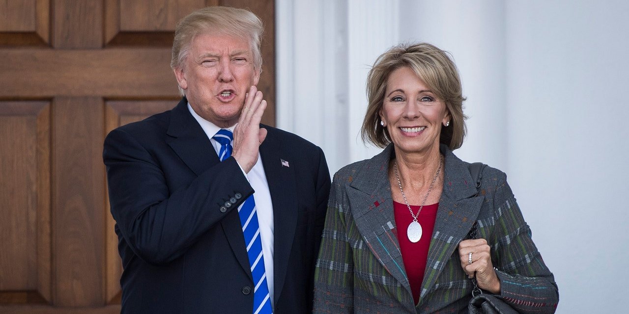 Eğitim Bakanı DeVos da Trump'a sırt döndü