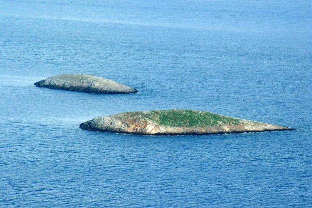 Türk savaş gemileri Kardak'ta!