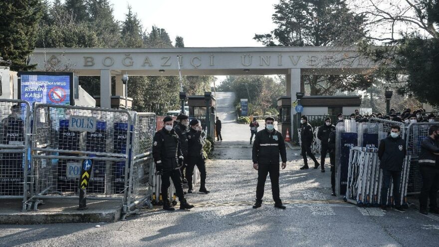Boğaziçi'nde kelepçeden sonra TOMA'lı barikat!