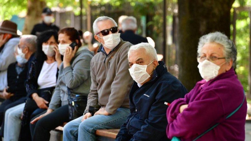 65 yaş üstü vatandaşlara bir darbe daha: Bankamatikler kartlarını yutuyor!