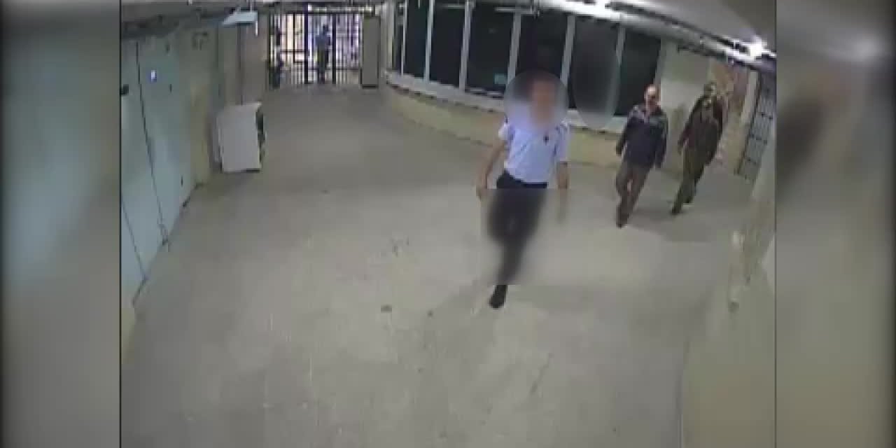 Cezaevinde kol kırma anı güvenlik kamerasında!