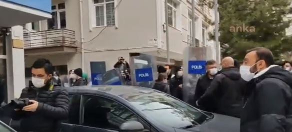 Sendikaya üye oldukları için işten atıldılar yetmedi! Gözaltına alındılar!