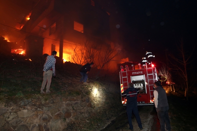 Trabzon'un Araklı ilçesinde 7 ev yandı!