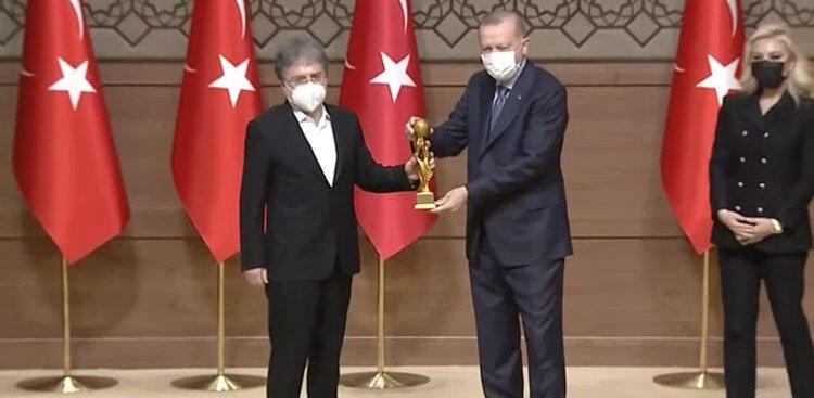 Erdoğan'dan Ahmet Hakan'a Medya Oscar Ödülü...