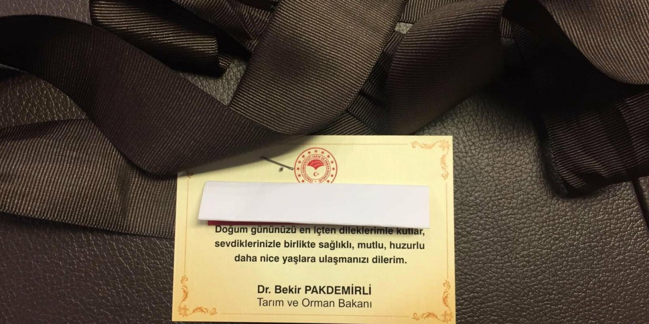 Tarıma ilişkin ekonomik krizler bitmezken Tarım Bakanı’ndan milletvekillerine ‘İyi ki doğdun’ kravatı