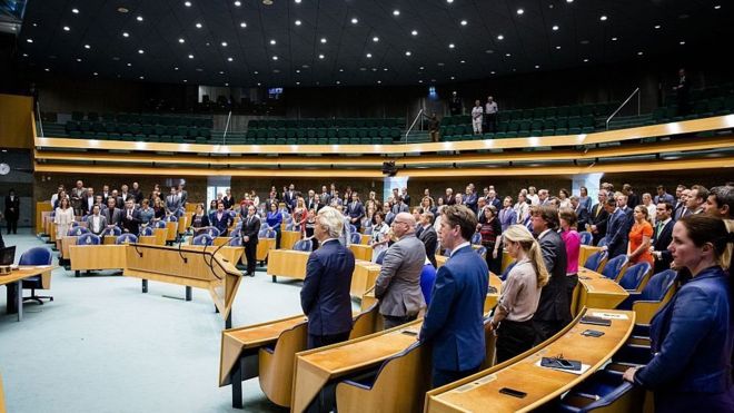 Hollanda hükümetinden flaş istifa!