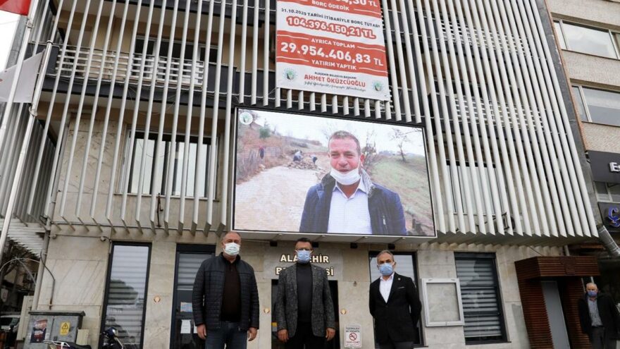 AKP dönemi borcunu CHP'li belediye ödeyip pankart yaptı