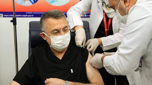 Cumhurbaşkanı Yardımcısı Fuat Oktay, Ankara'da aşısını yaptırdı!
