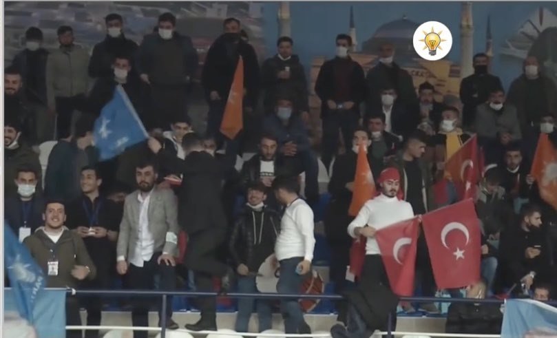 Erdoğan’ın gözü önünde, AKP kongrelerinde sosyal mesafe hiçe sayıldı