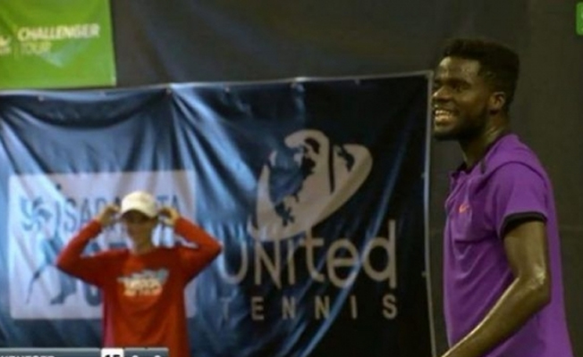 Gürültülü sevişen çift, tenis maçını durdurdu