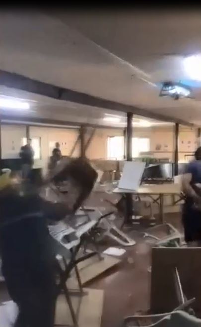 Yemekten hamam böceği çıktı, işçiler masaları kırdı!