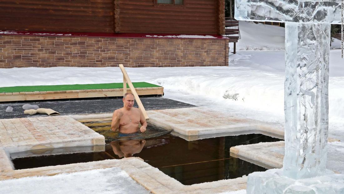 Putin, buzlu suya girdi