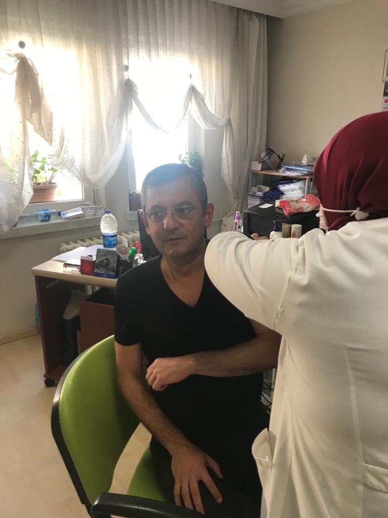 CHP'li Özgür Özel koronavirüs aşısı oldu