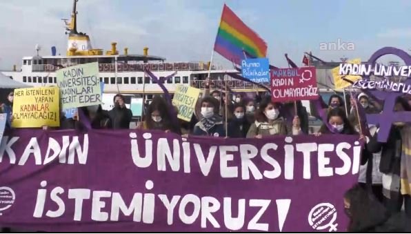 Üniversiteli kadınlar: Kadın üniversitesi istemiyoruz!