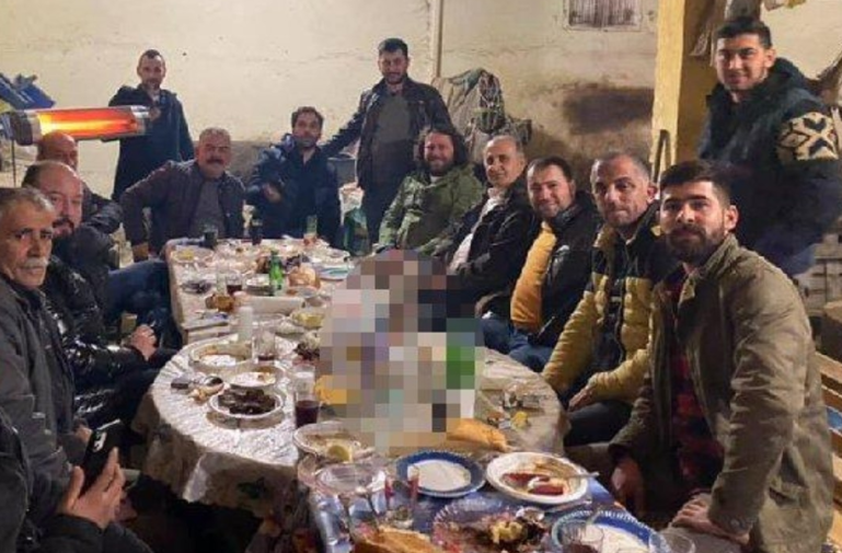 Belediye başkanının sosyal mesafesiz doğum günü partisi