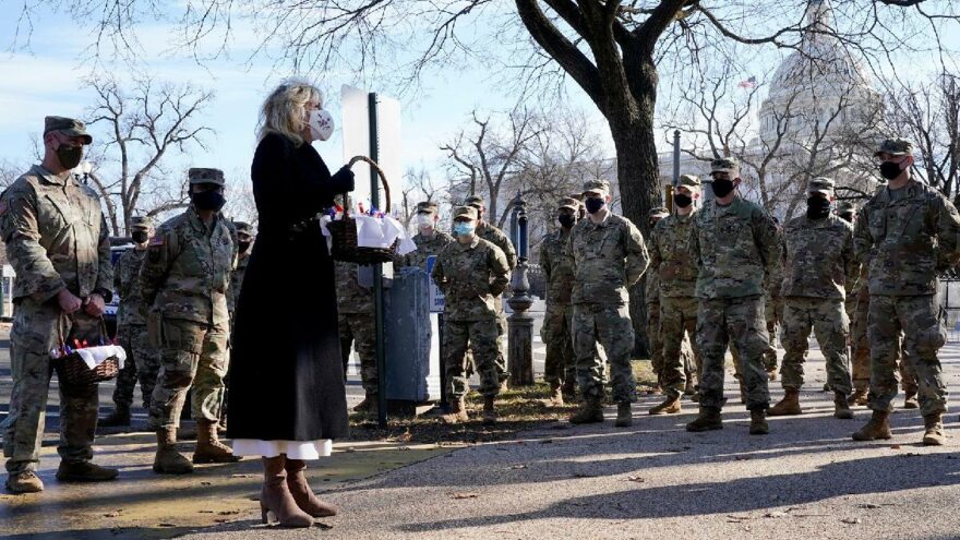First Lady Jill Biden, Ulusal Muhafızlar’dan kurabiyeyle özür diledi