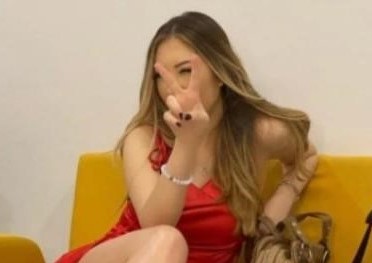 Yasmin Erbil kırmızı elbiseli pozuyla hayranlarını şaşkına çevirdi!