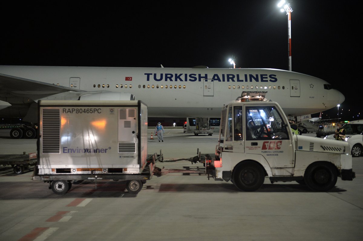 Koronavirüs aşısının ikinci partisi Türkiye'ye geldi