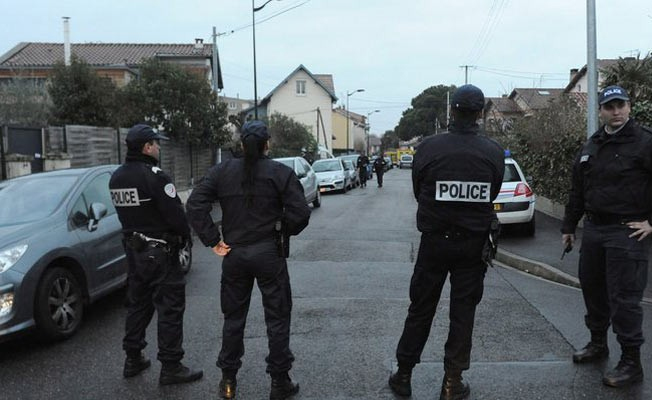 Fransa'da seçim günü 50 bin polis görev yapacak