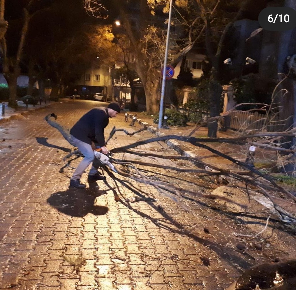 Manisa'da şiddetli yağmur ve fırtına etkili oldu!